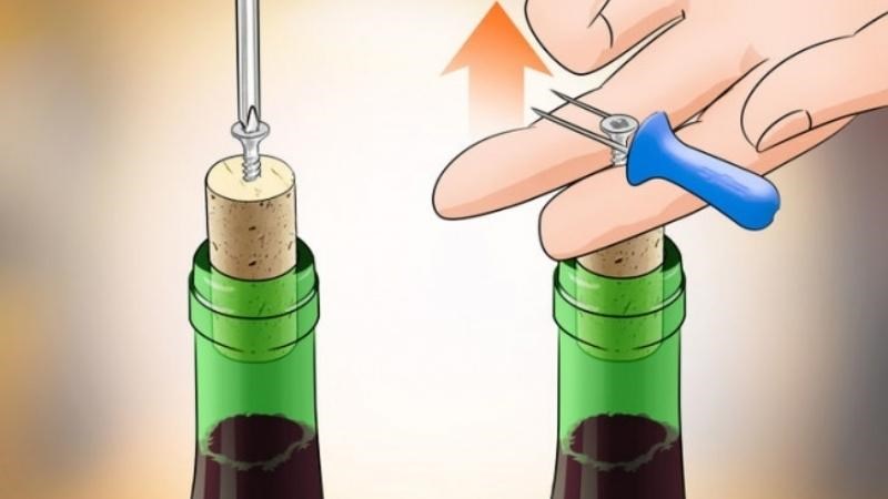 Cách mở rượu vang không cần dụng cụ