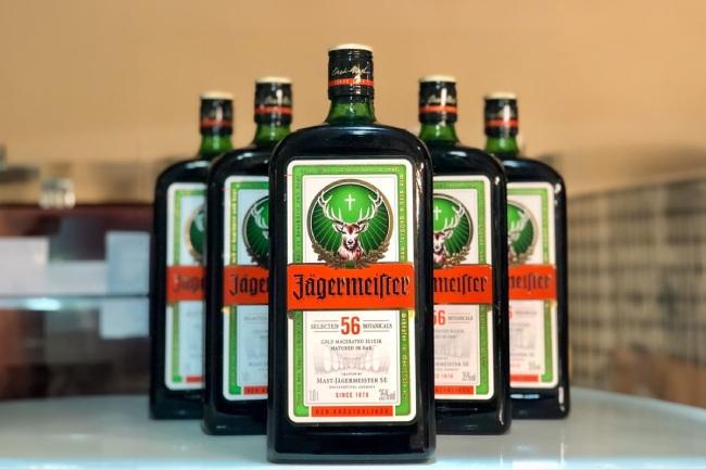 Jagermeister là tên gọi của dòng rượu thảo mộc có nguồn gốc từ Đức. 