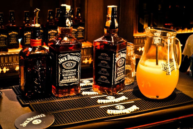rượu mạnh trong bar