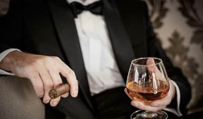 Cách cầm ly rượu Whisky có chân đúng chuẩn