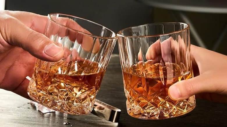 Cách cầm ly rượu whisky không chân