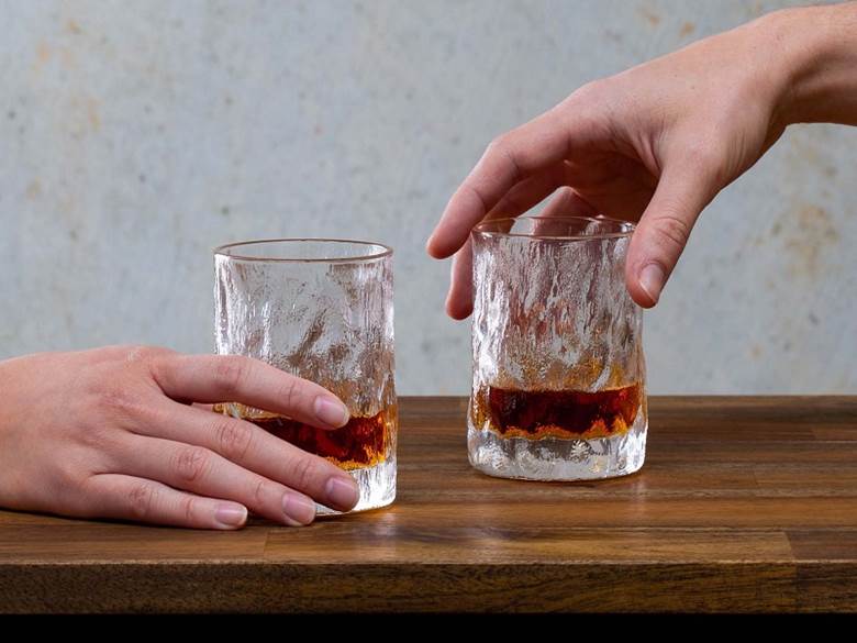 Việc cầm ly whisky đúng chuẩn giữ vai trò quan trọng khi thưởng rượu