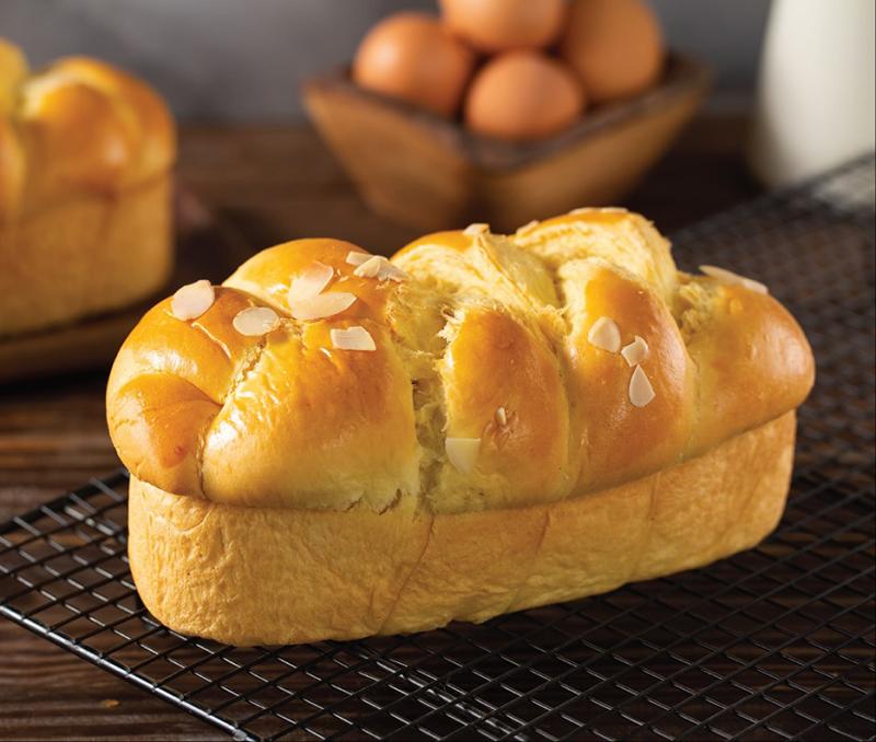 Bánh mì hoa cúc mềm ẩm thơm mùi rượu Rum. 