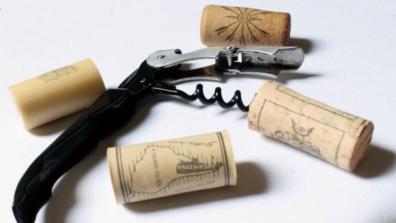 Các dụng cụ nên chuẩn bị trước khi mở rượu Chivas.