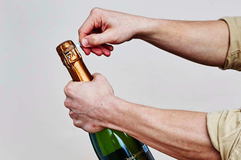 Mở nắp chai sâm panh nổ