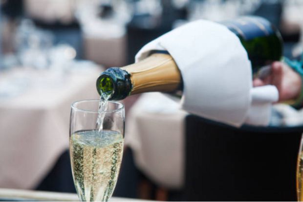 Nên rót rượu sâm panh nổ một cách từ từ để tránh bị trào ra bên ngoài.