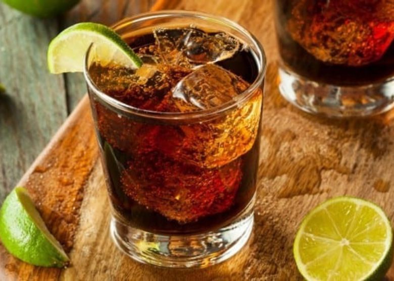 Cách pha rượu whisky với Coca có đá