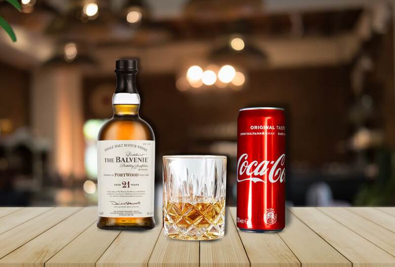 Cách pha rượu whisky với Coca không đá