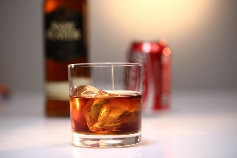 Cách pha whisky với Coca theo phong cách Mỹ