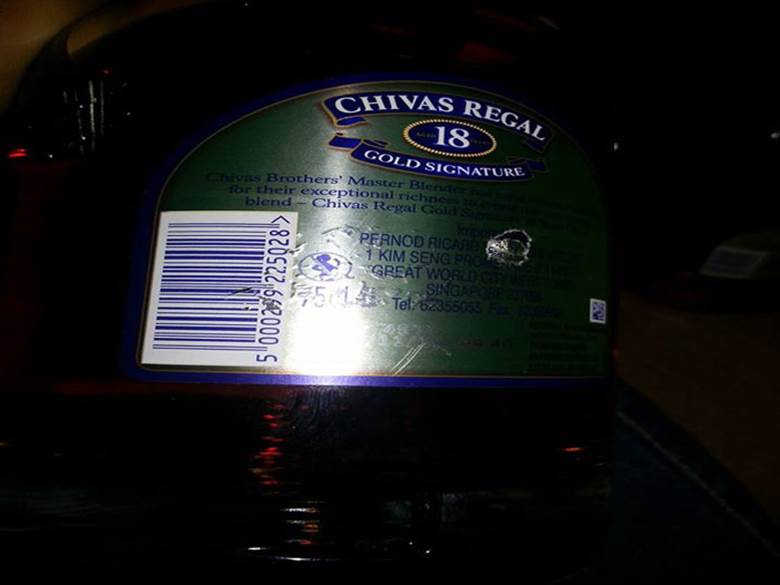 Kiểm tra rượu Chivas bằng mã vạch.