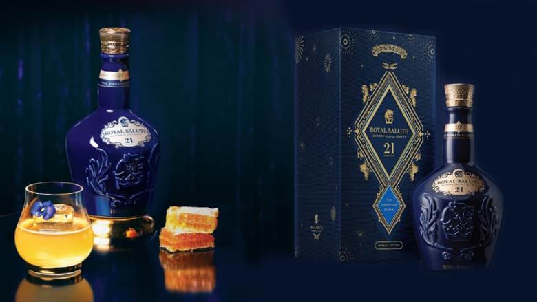 Thêm một viên đá lớn vào ly Chivas 21 giúp rượu trở nên mát lạnh