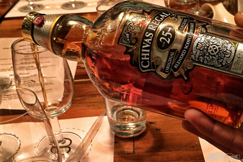 Cách rót rượu Chivas đúng chuẩn, giữ trọn hương vị
