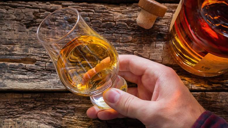 Uống whisky nguyên chất là cách được nhiều người sành whisky lựa chọn