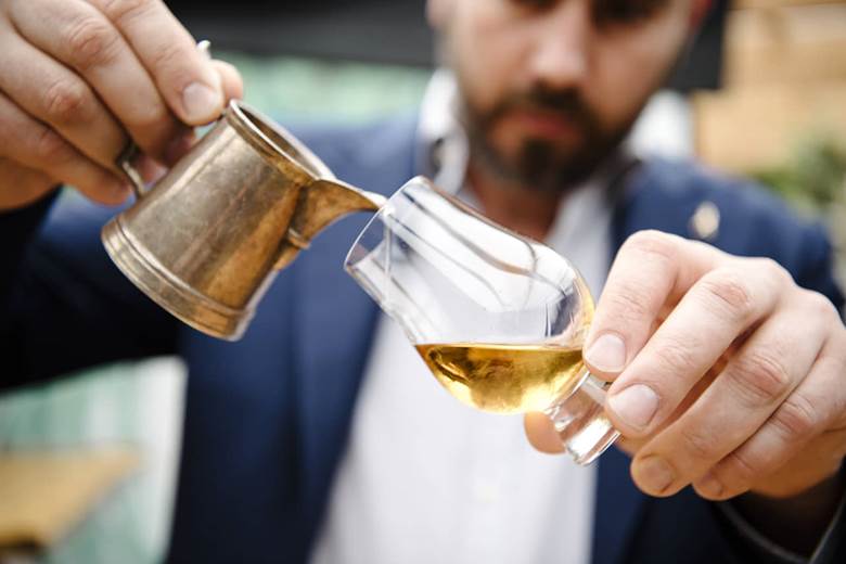 Uống rượu whisky pha với nước chuẩn vị