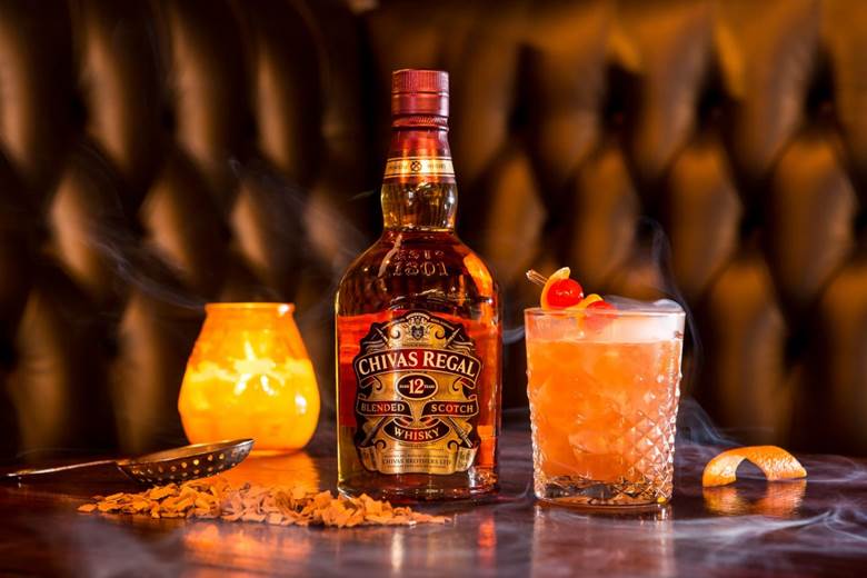 Uống rượu whisky pha chế cocktail