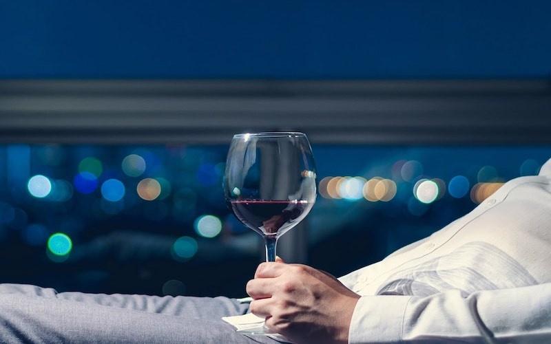 Trước khi đi ngủ uống 1 ly rượu vang sẽ giúp bạn có giấc ngủ ngon hơn.