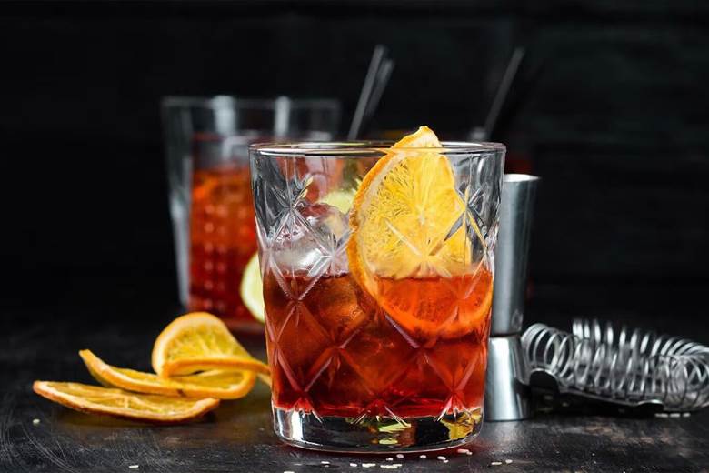 Pha chế rượu Chivas với soda và coca.