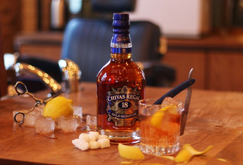 Pha chế Chivas Old Fashioned.