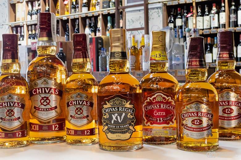 Kiểm tra tem nhãn và kích thước chai rượu Chivas