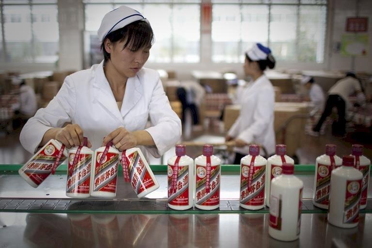Huyền thoại về hàng xách tay và hàng tuồn 