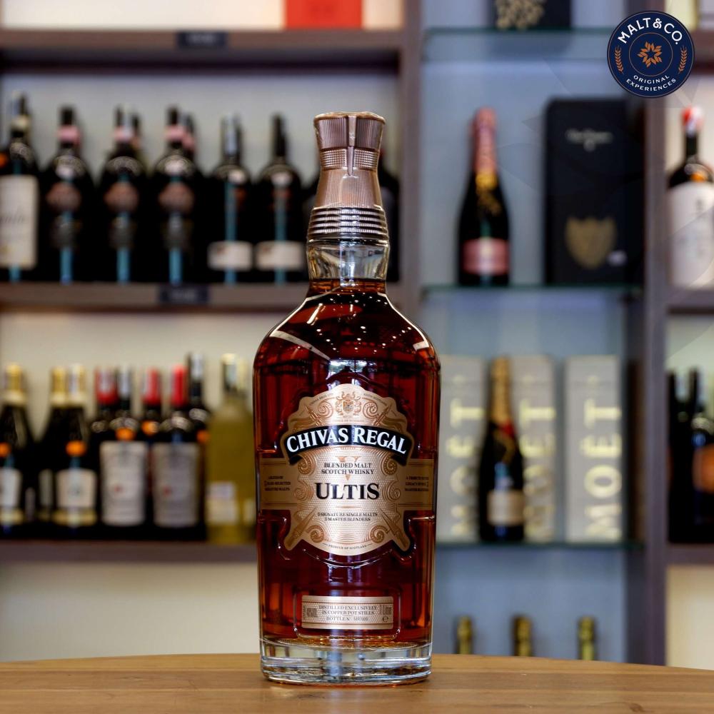 So sánh chai rượu Ballantines và Chivas regal