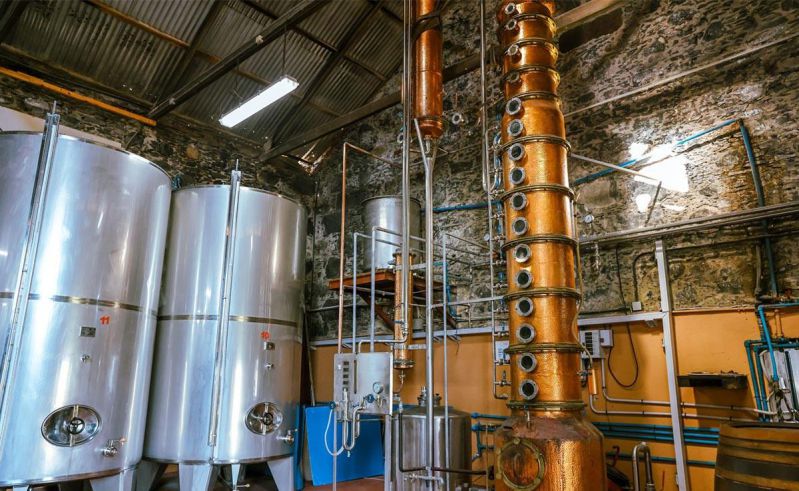 Cột chưng cất rượu Rum bằng đồng sẽ giúp tạo ra dòng rượu Rum nhẹ có độ tinh khiết và mượt mà hơn. 