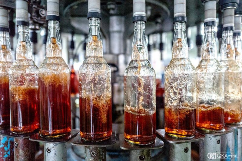 Rượu Rum hiện nay được sản xuất trên dây chuyền công nghiệp. 