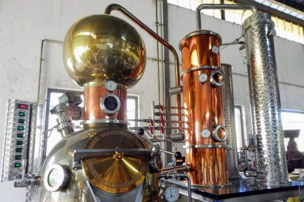 Chưng cất là công đoạn quyết định độ tinh khiết và cấu trúc của whisky