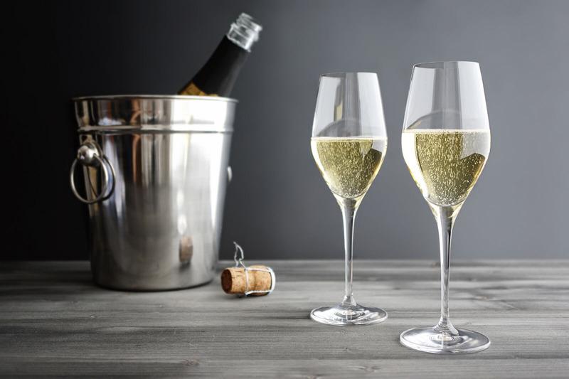 Rượu Champagne sau khi mở nắp nếu không dùng hết có thể bảo quản để dùng tiếp. 