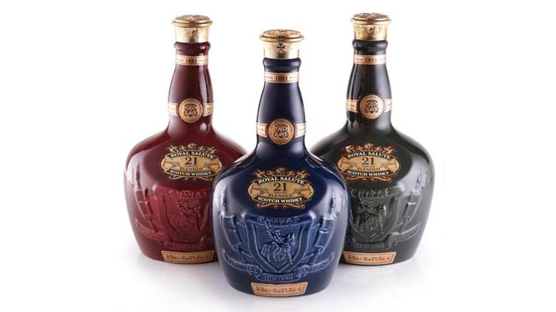 Chivas 21 được phân loại theo khu vực, màu sắc bình và dung tích chai.